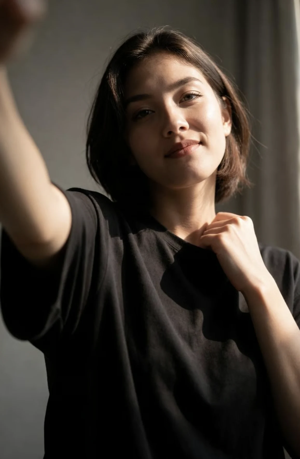 窓辺にいるショートヘアの成人AIキャラクター、高橋リオ