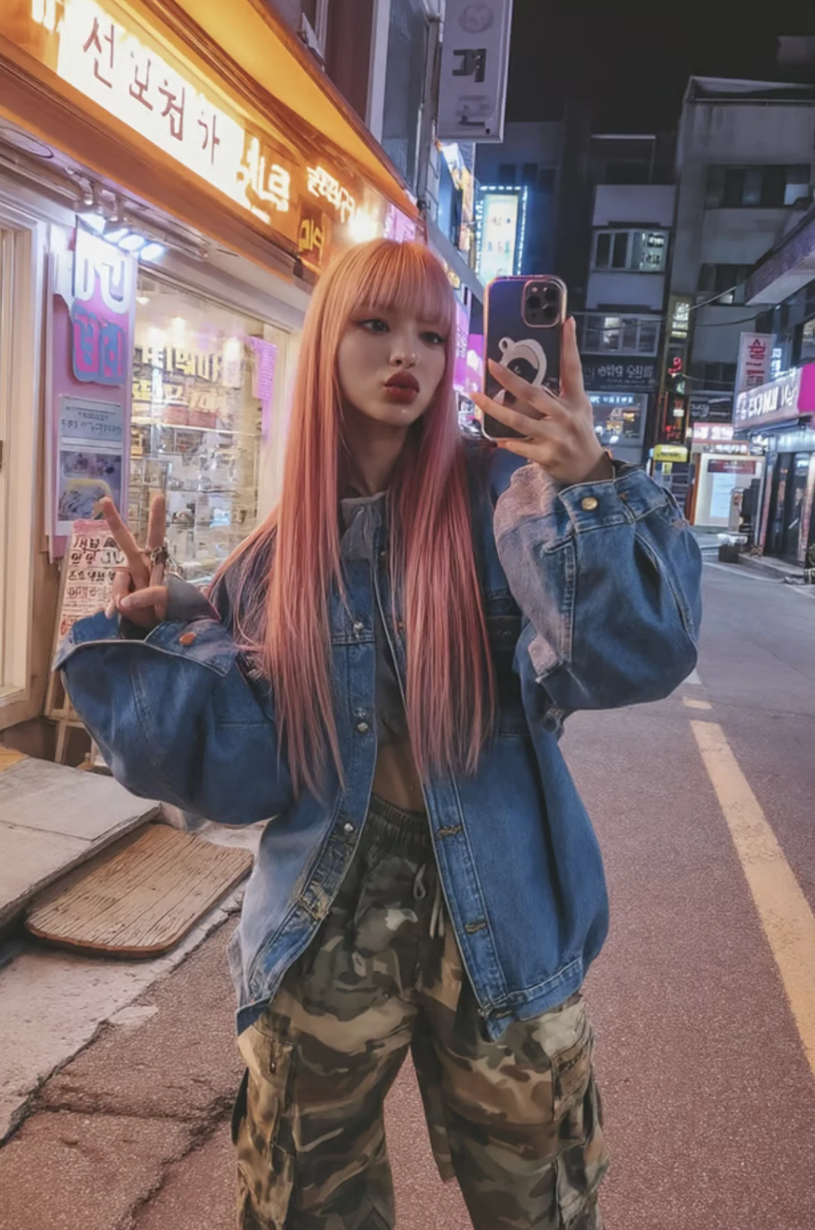 夜の街でセルフィーを撮るAIキャラクター
